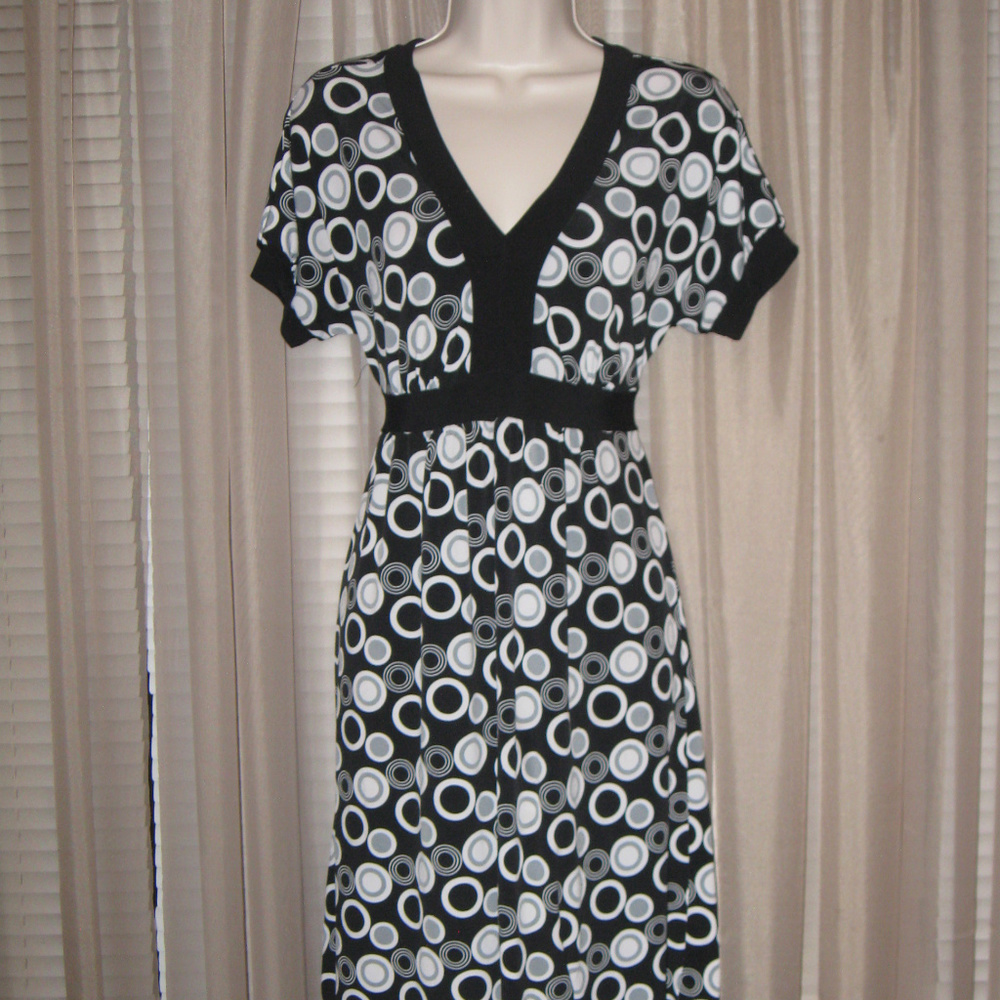 LOVE ME KISS ME Black White V-Neck Dress